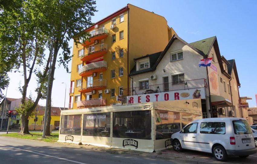 Отель Domin Осиек Экстерьер фото